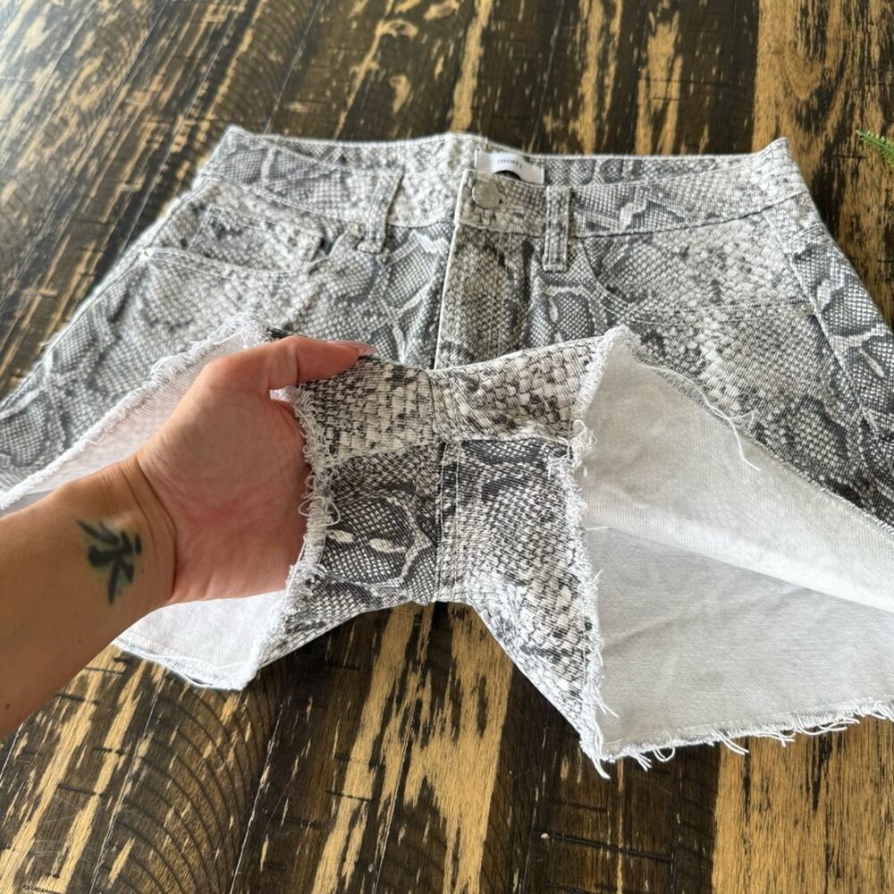 21 - Snake Skin Grey White High Waist Shorts - US 28 - Picture 10 of 13